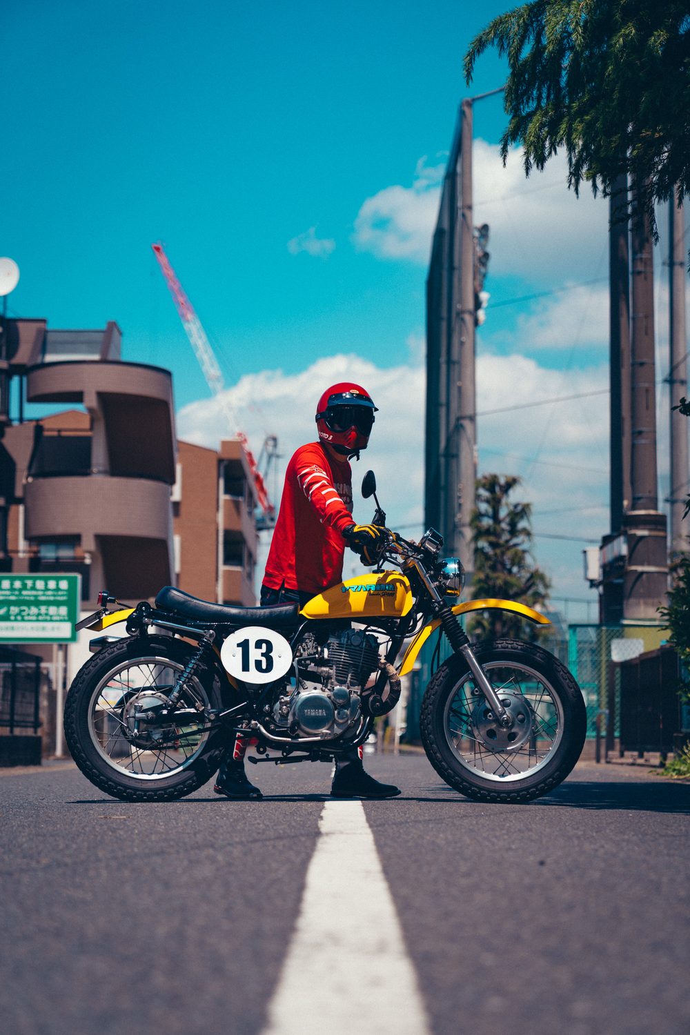 黄色いタンクと13番のゼッケンを備えたSR400スクランブラーの右側全体