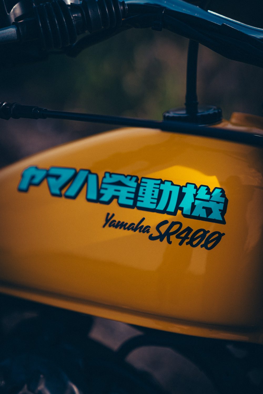 黄色いMXタンクにあしらった、自作の「ヤマハ発動機」と「Yamaha SR400」のロゴ