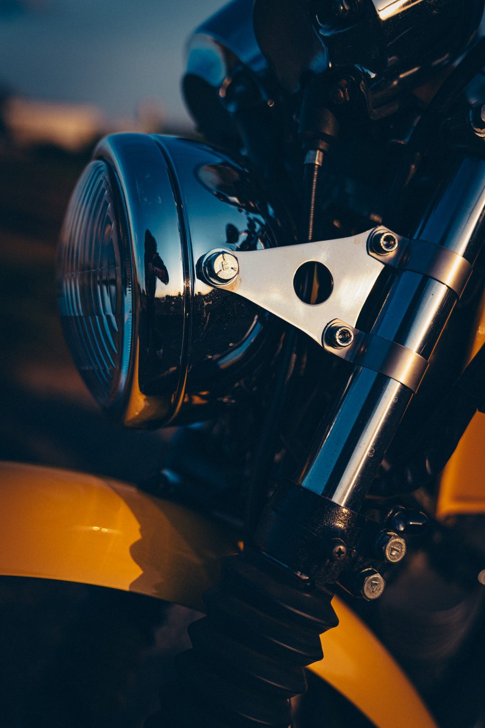 SR400に取り付けたルーカスタイプのヘッドライトと金属製のライトステー
