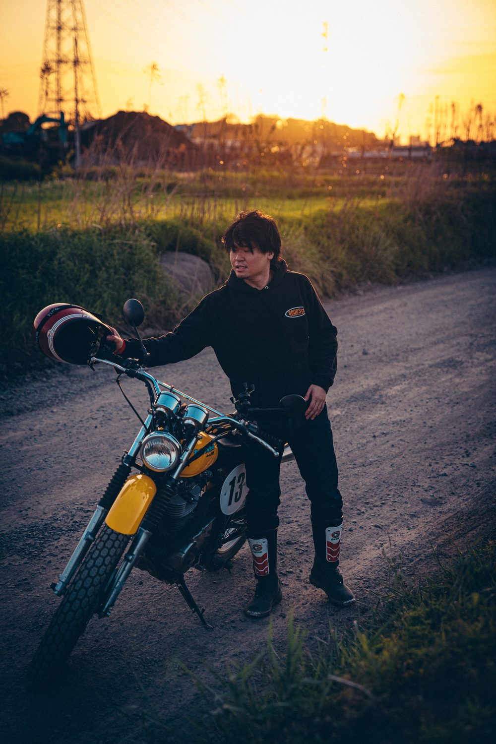 夕暮れのダートで、平成レトロなスクランブラーにカスタムしたSR400と並ぶナカモトユウ