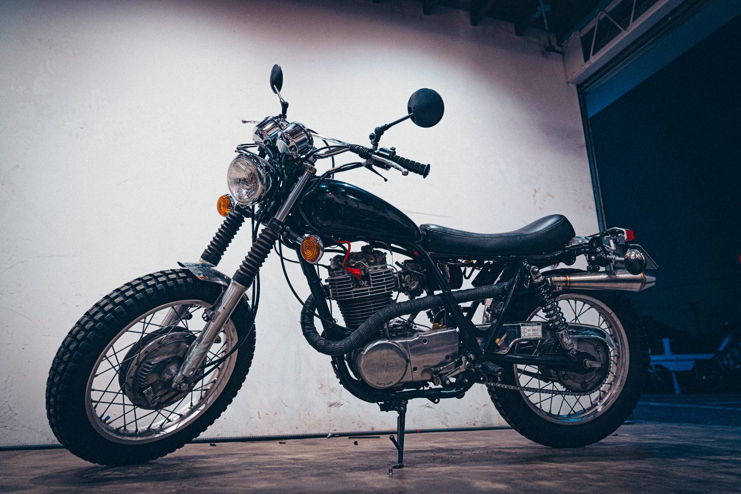 塗装前の黒いMXタンクとVMXシート、アップマフラーを組み付けたSR400
