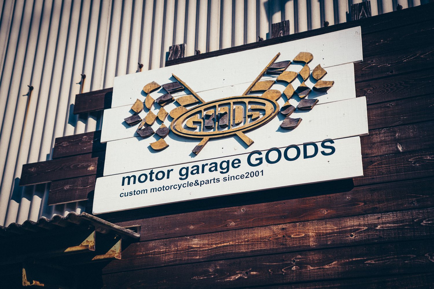 SR400のカスタムを相談したMOTOR GARAGE GOODSの店舗看板