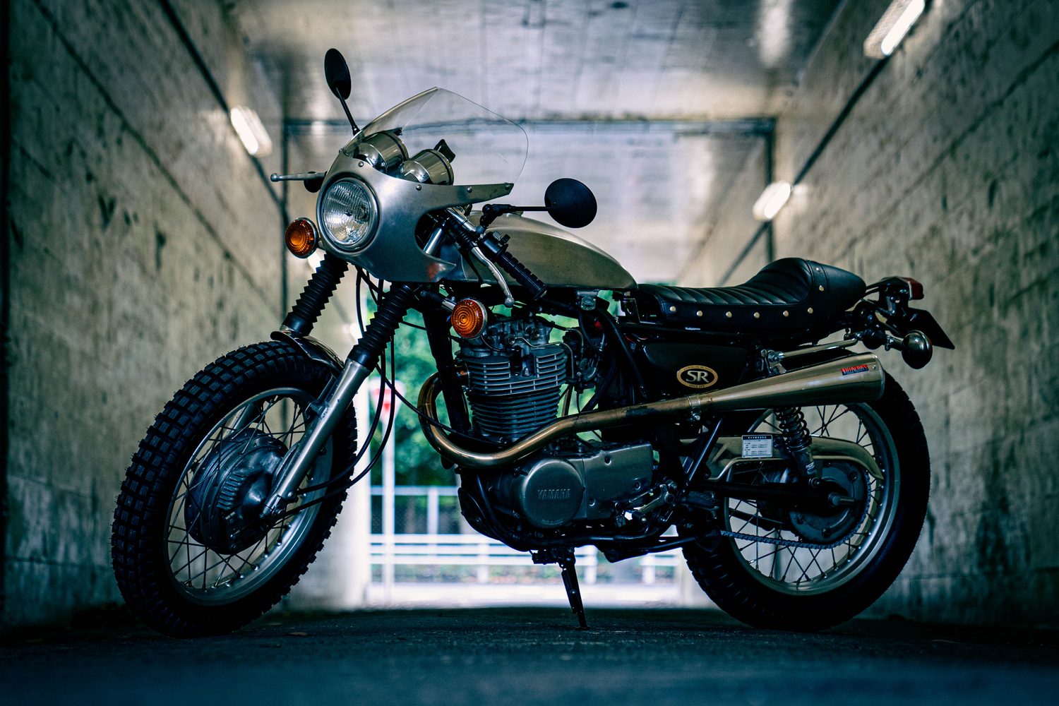 ビキニカウルとアップマフラーを装着した、今回のカスタム以前のSR400